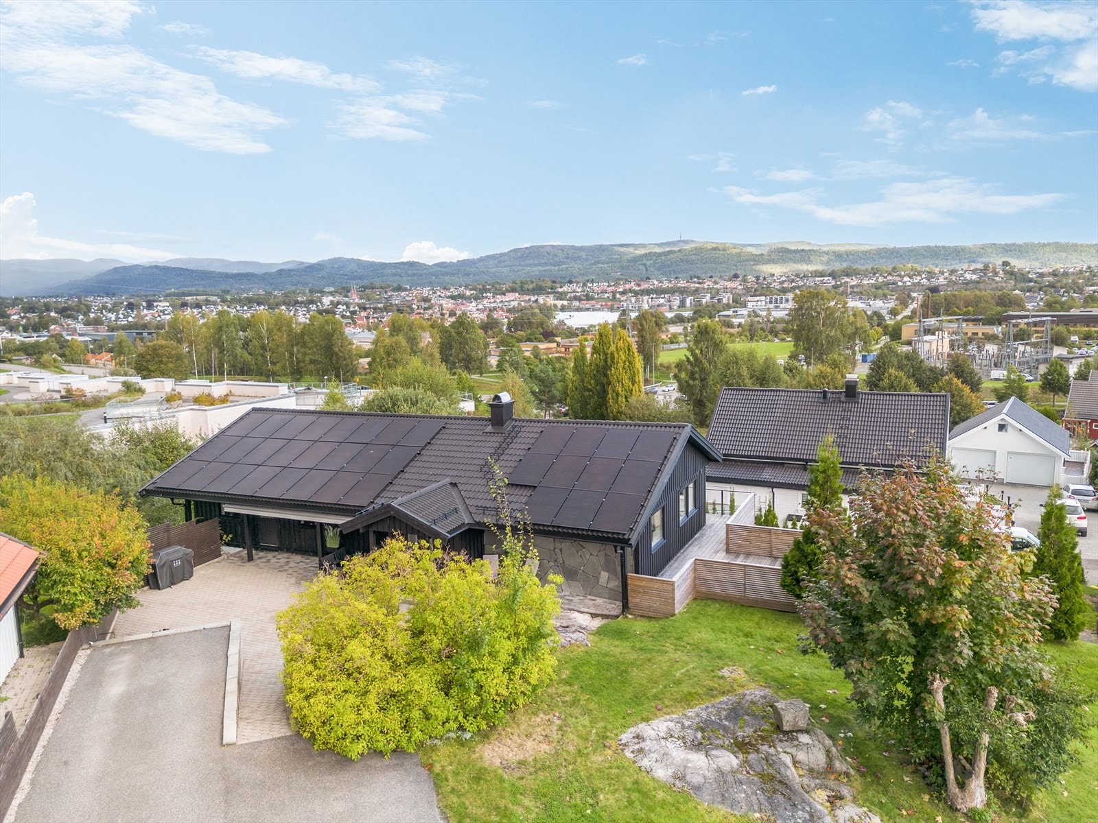 Tiltalende enebolig på solrik tomt med dobbel garasje Galleribilde