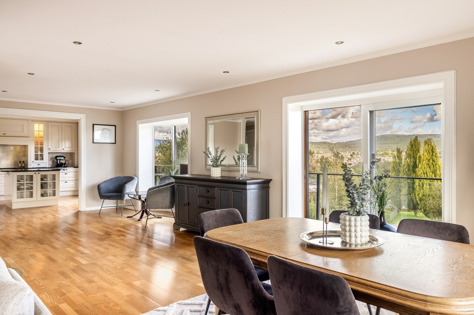 Boligen har en lys og åpen vinkelstue med gode vindusflater som tilfører rikelig med dagslys. Mot øst er det nydelig utsikt ned mot byen og opp til Vealøs. Galleribilde