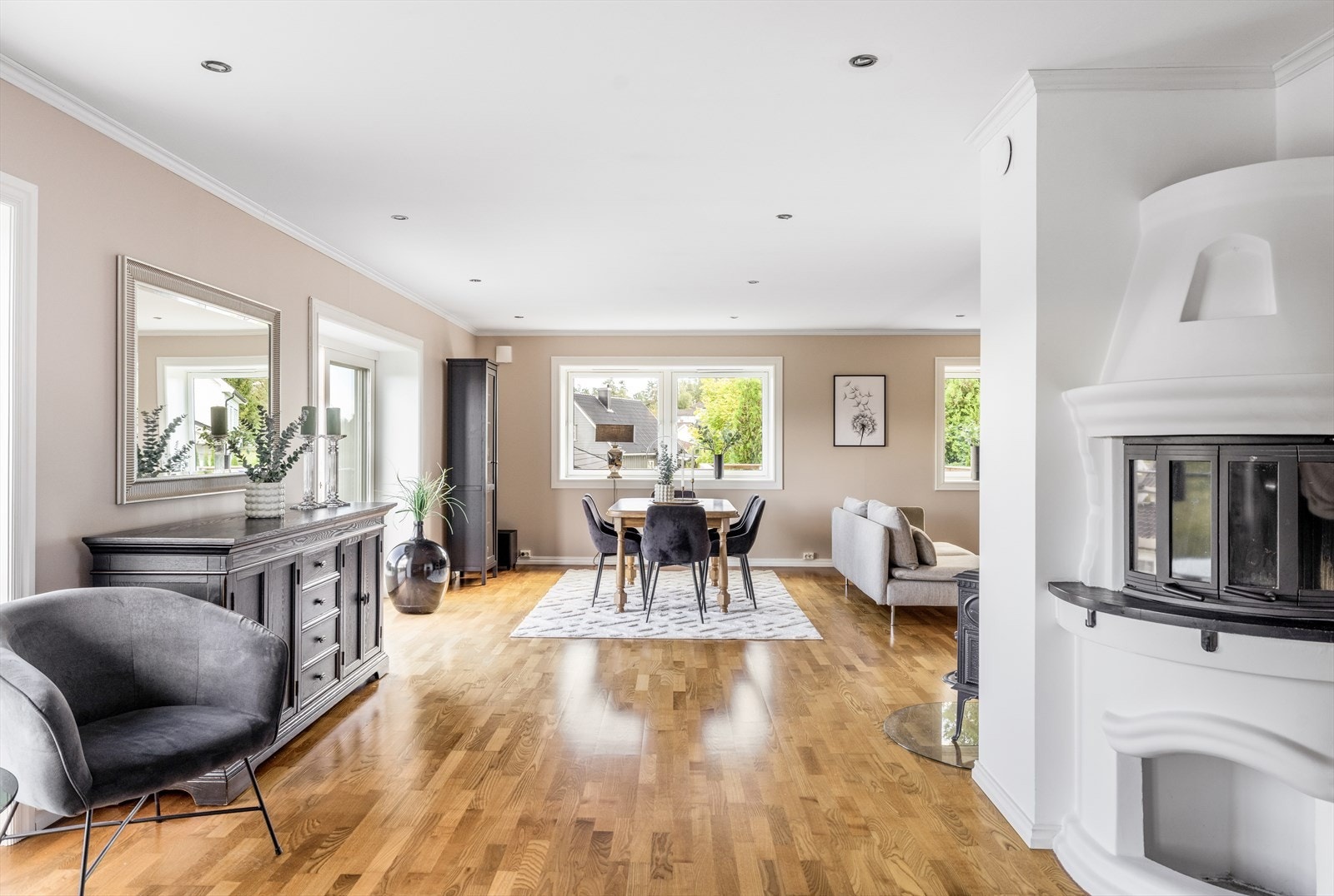 Det er skyvedør ut til terrassen. Galleribilde