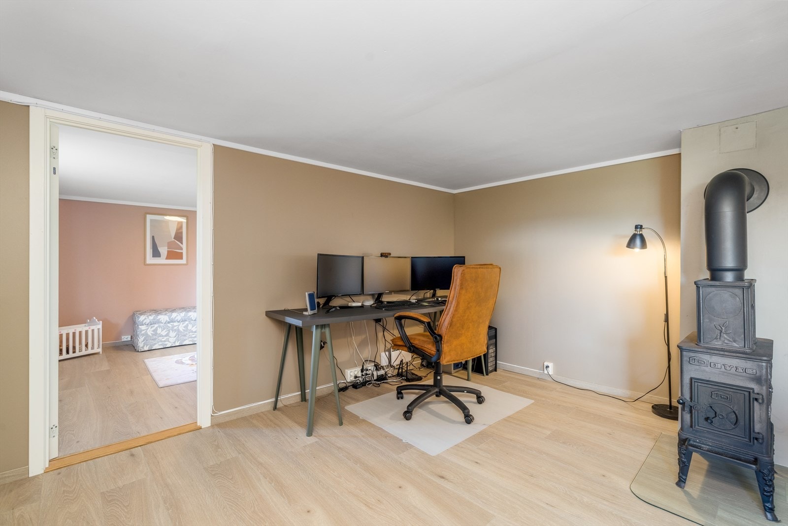 Kjellerstue med tilliggende soverom. Galleribilde