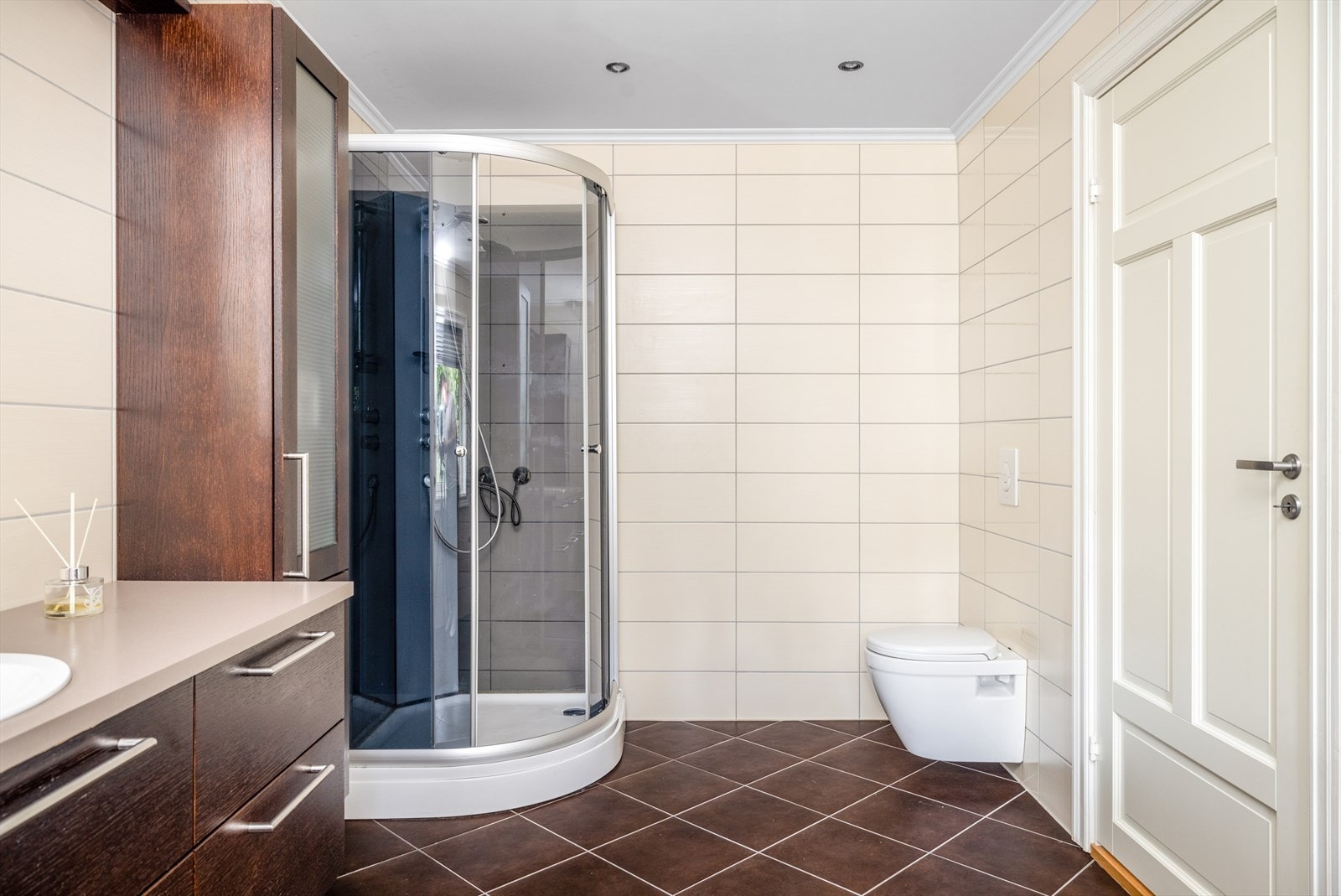 Badet er også innredet med dusjkabinett og vegghengt toalett, og det er downlight belysning med dimmer i tak. Termostat på badet er byttet i ca. 2020. Galleribilde