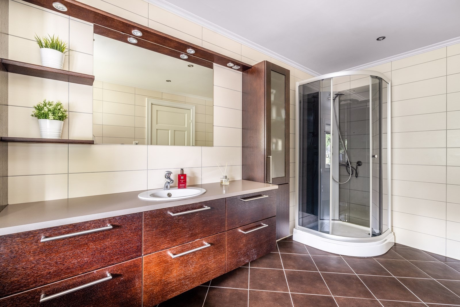 Meget godt med oppbevaringsplass i innredning, med både skuffer, høyskap og hyller. Belysning og el-stikk over speil. Galleribilde