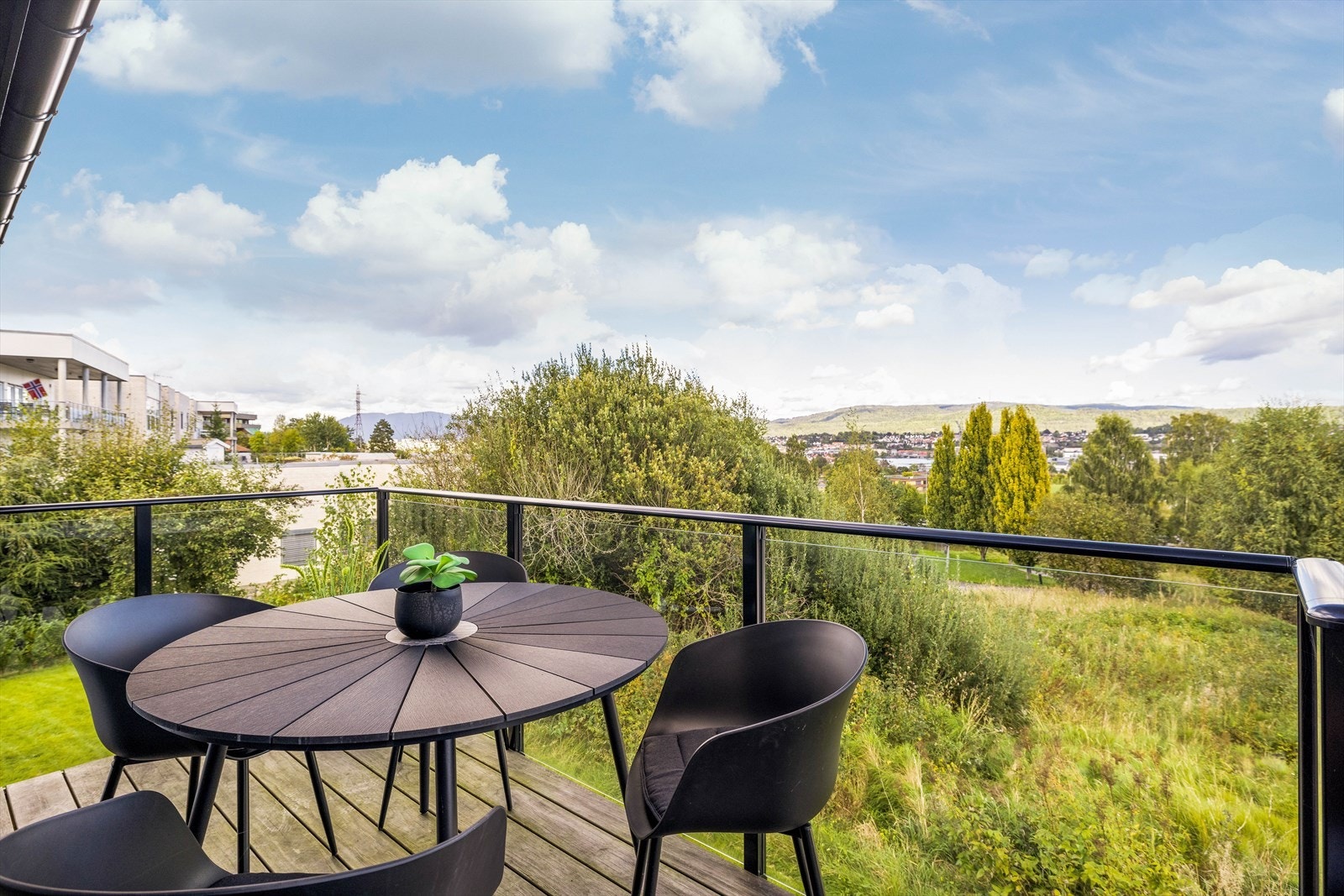 Området er rolig og barnevennlig, og det er fine turområder i nærheten i skog og mark. Flere barnehager i nærområdet og gangavstand til skoler. Galleribilde