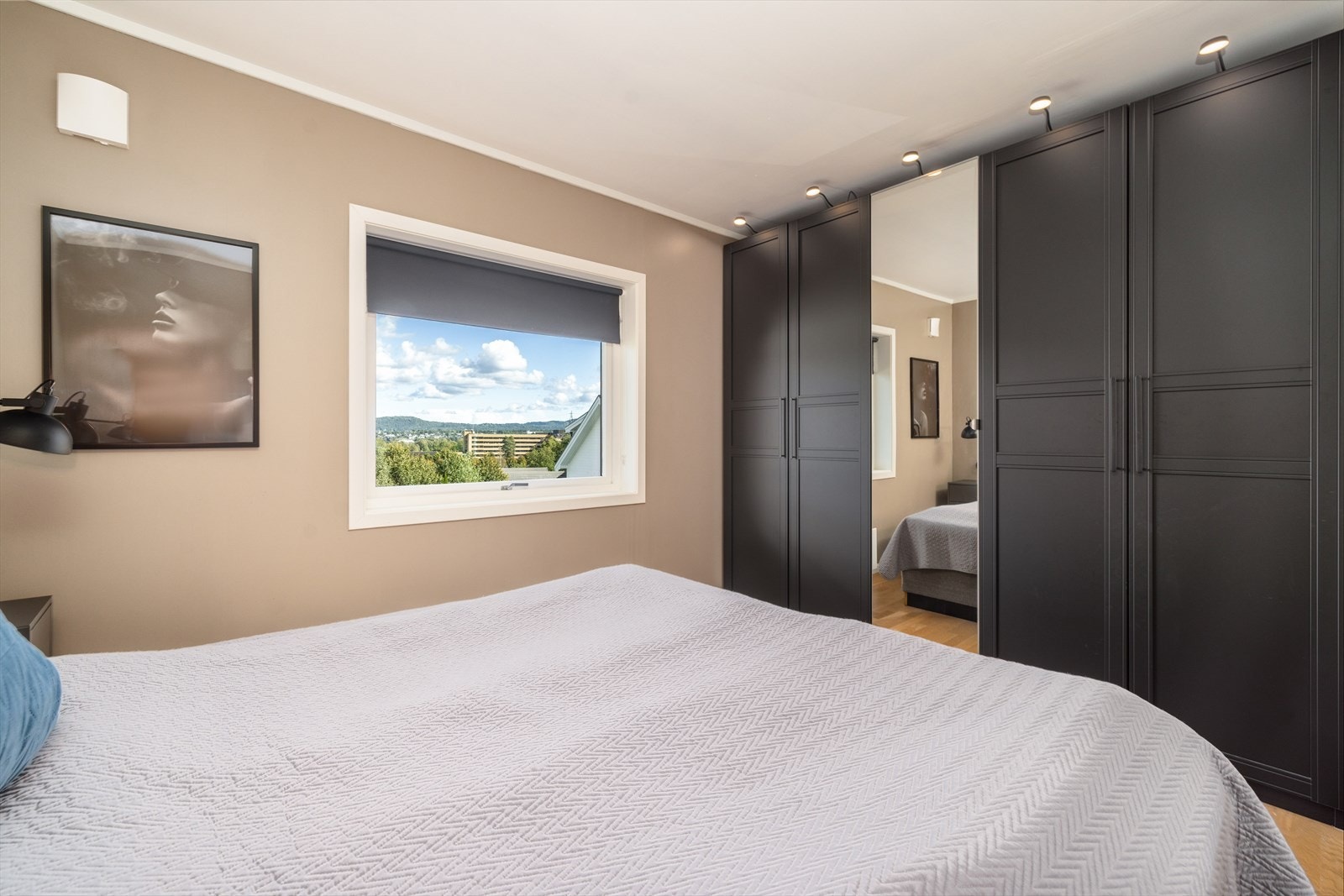 Stor garderobeløsning langs den ene veggen med speilfelt i den ene døren. Galleribilde