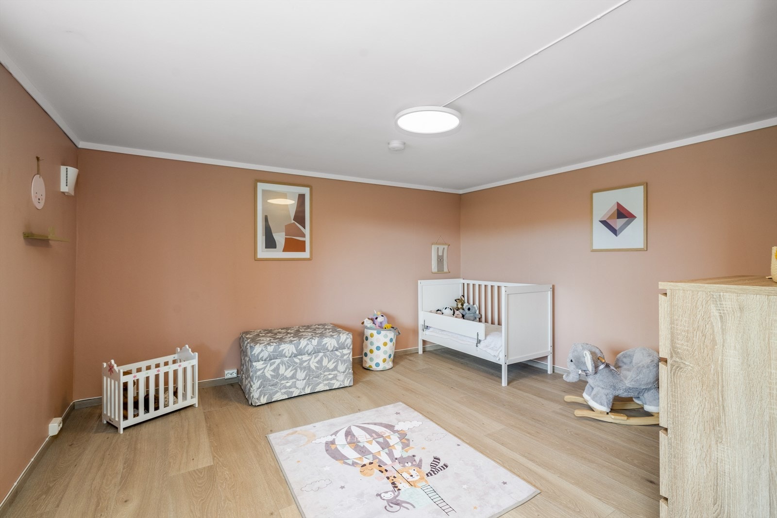 De to soverommene i underetasjen ligger på hver sin side av kjellerstuen og har også lyse, moderne overflater med laminatgulv og slette, malte vegger. Galleribilde