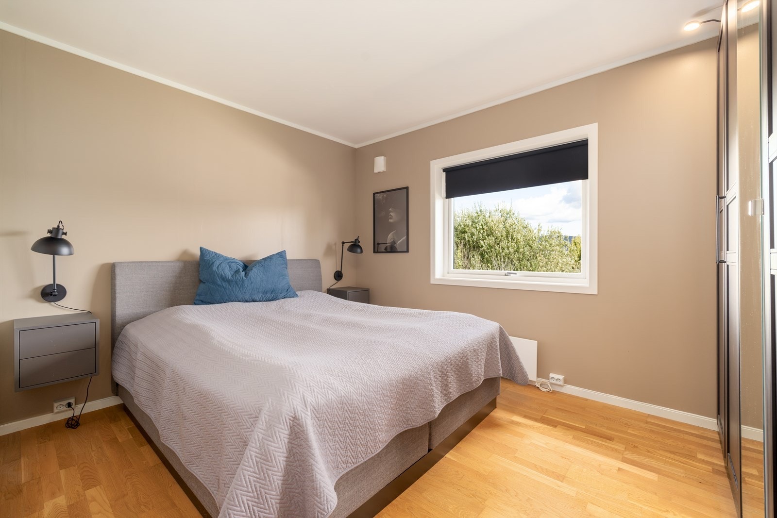 Hovedsoverommet er nymalt og har god plass til dobbeltseng og nattbord. Galleribilde