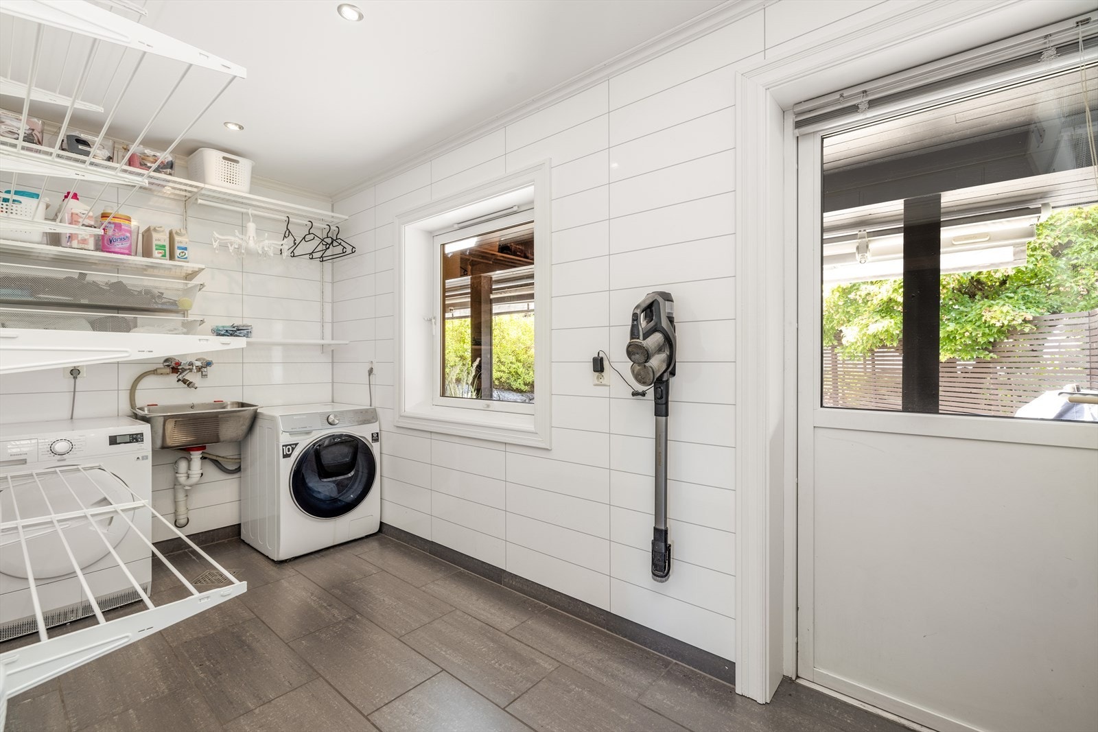 Boligen har eget vaskerom med gode tørkemuligheter og dør ut mot gårdsplassen. Galleribilde