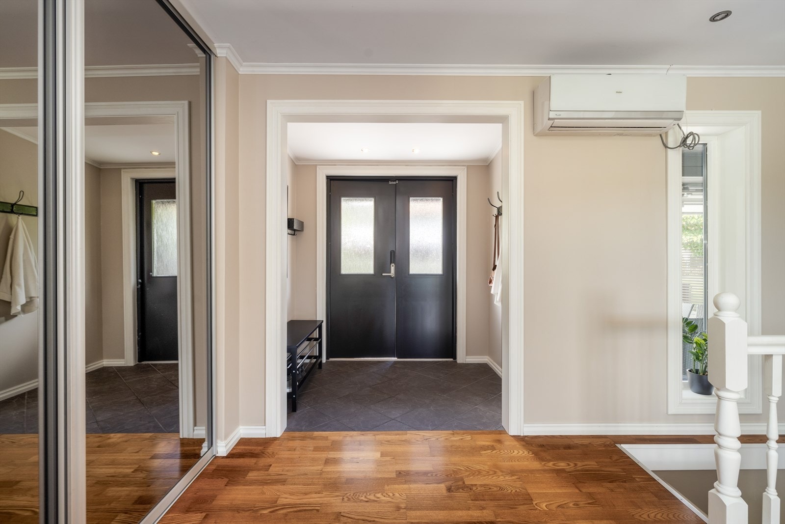 Fra det hyggelige inngangspartiet kommer man inn i boligens entrè hvor det er fliser på gulvet med varmekabler. Entrèen har nymalte veggoverflater, og det er god plass til sko- og ytterklær. Galleribilde