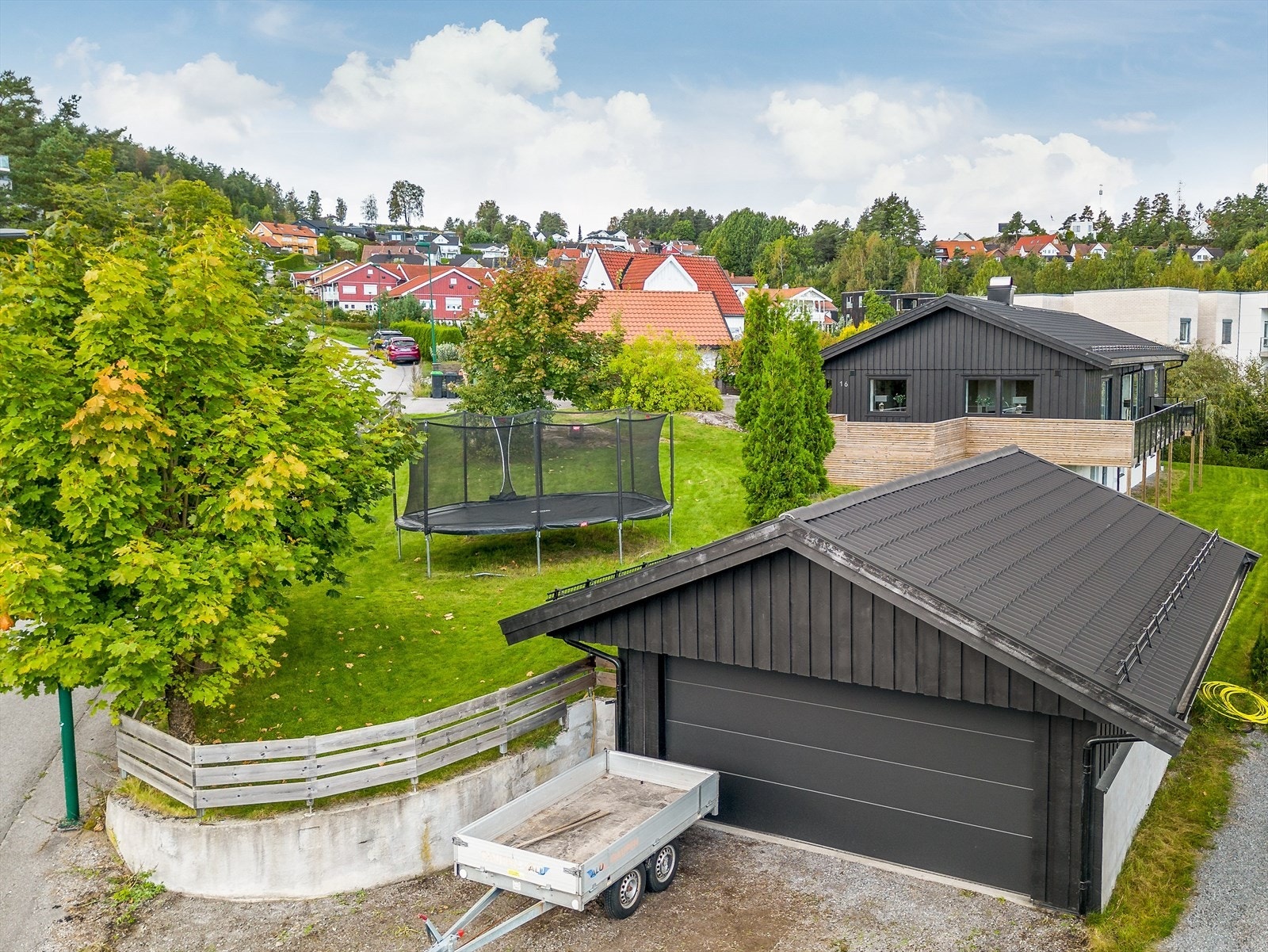 Delikat og innholdsrik familiebolig med dobbel garasje og flotte uteområder sentralt beliggende på Bakkane i Skien. Garasjen er oppgradert med nytt tak vinteren 2021/22. Det er i 2023 montert ny garasjedør med elektrisk portåpner. Galleribilde