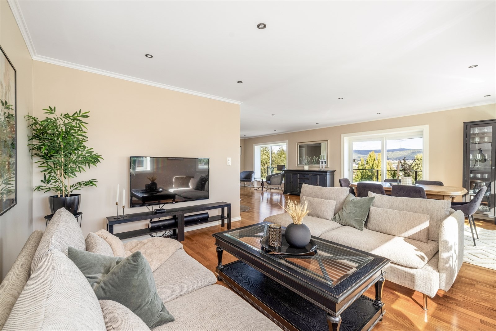 Boligen har lyse, åpne rom med delikate fargevalg og gjennomgående parkett på gulv i hovedetasjen. Galleribilde