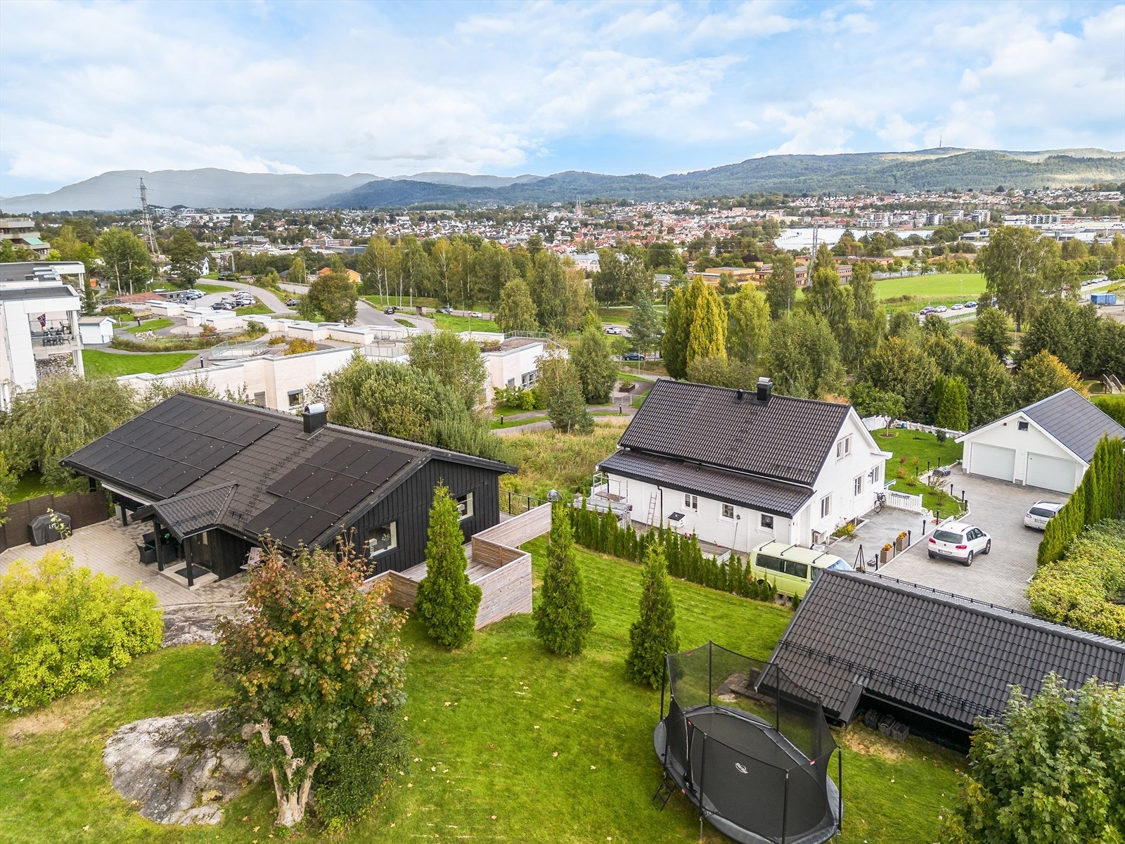 Boligen er vesentlig oppgradert senere år hvor blant annet det meste av vinduer i hovedetasje er byttet i 2010, byttet tak 2021/22, noe drenering 2014/15, ny veranda sommer 2022 samt hus/garasje malt i 2024. Det er montert solcelleanlegg. Galleribilde