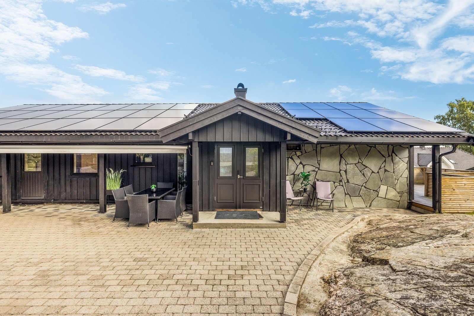 Boligen har nydelig utsikt og meget gode solforhold, med hyggelige uteplasser på flere sider av boligen. Galleribilde