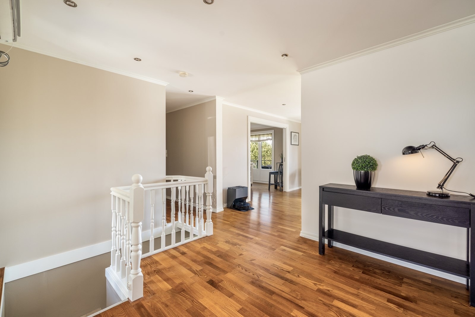 Her er det også installert varmepumpe for en jevn og behagelig varme. Trapp med adkomst ned til underetasjen. Galleribilde