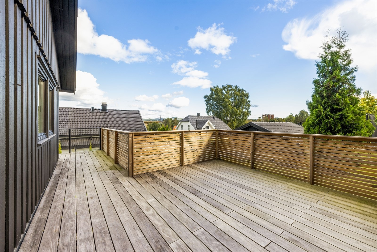 Terrassen er oppført i 2022 er på tilsammen ca. 42 m2. Galleribilde