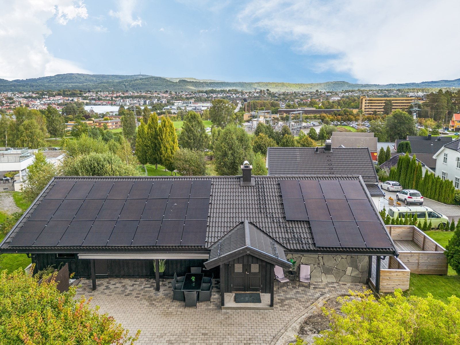 Solcelleanlegget er en leasingavtale. Denne avtalen kan overtas og evnt. kjøpe ut leasing, eller anlegget kan fjernes på selgers bekostning. For ytterligere detaljer kontakt megler. Galleribilde