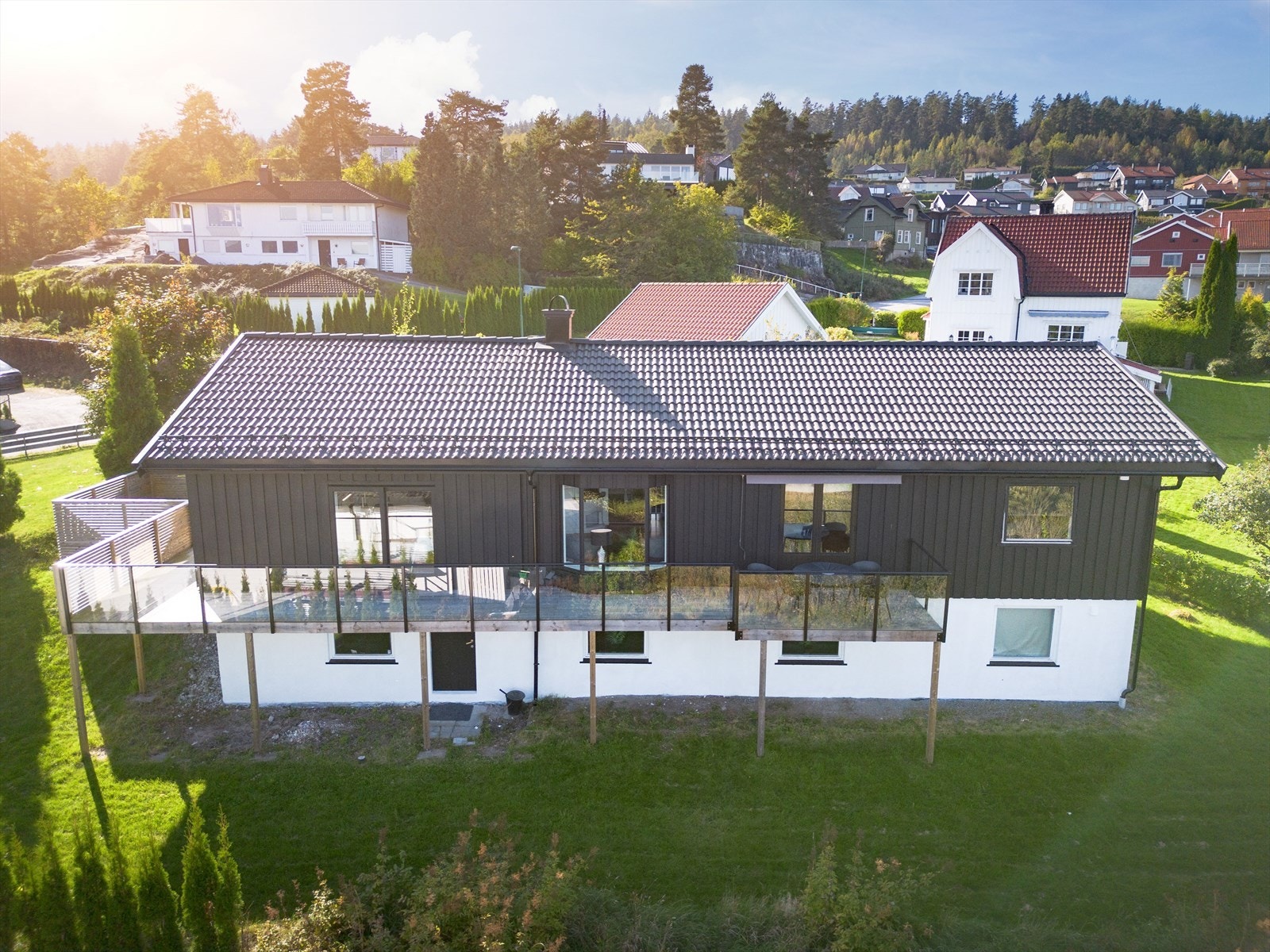 Flott enebolig på fin tomt med solrike uteplasser Galleribilde