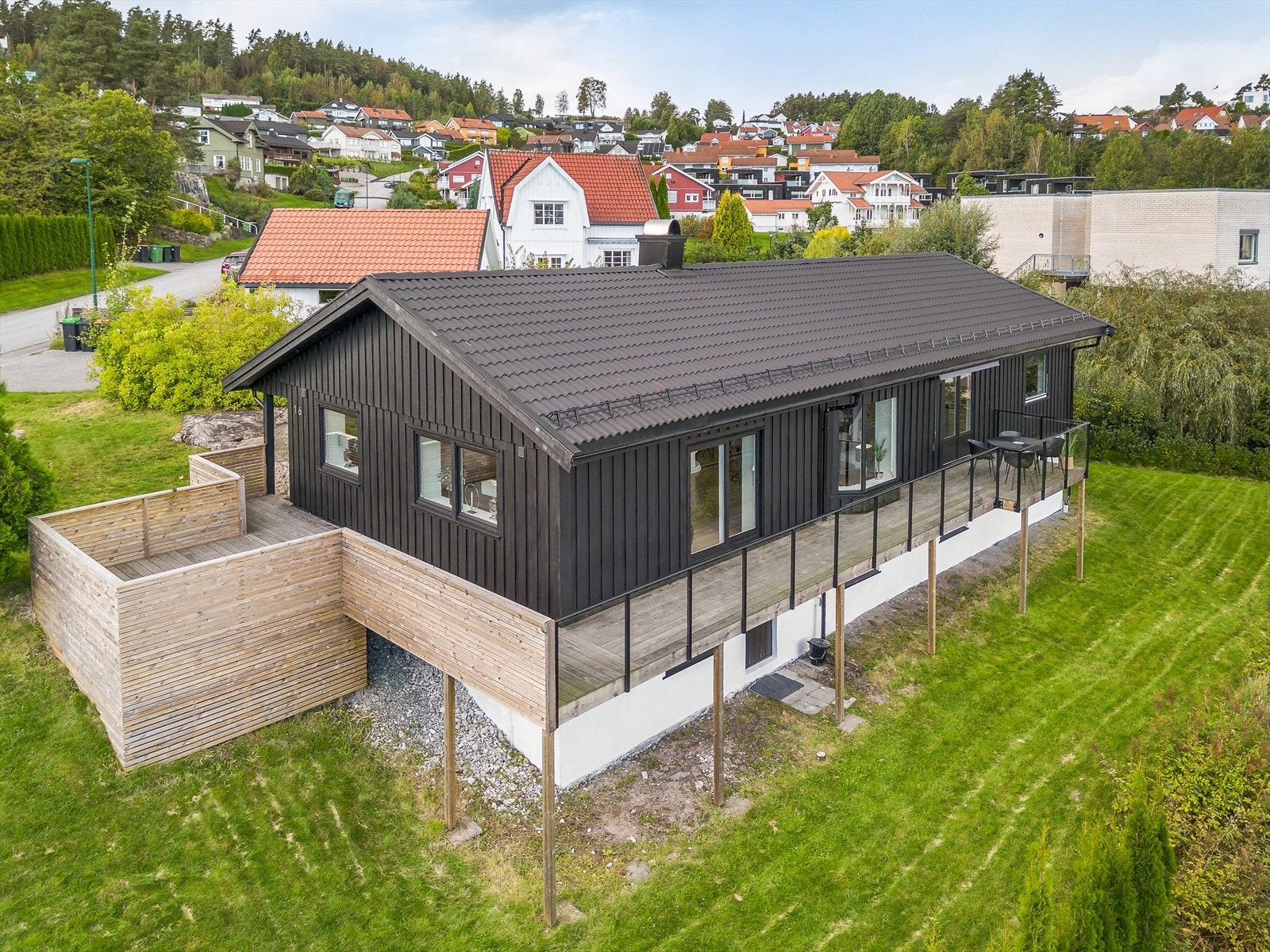 Terrassen er oppført i vedlikeholdsfri Kebony Clear terrassebord med 30 års garanti. Galleribilde
