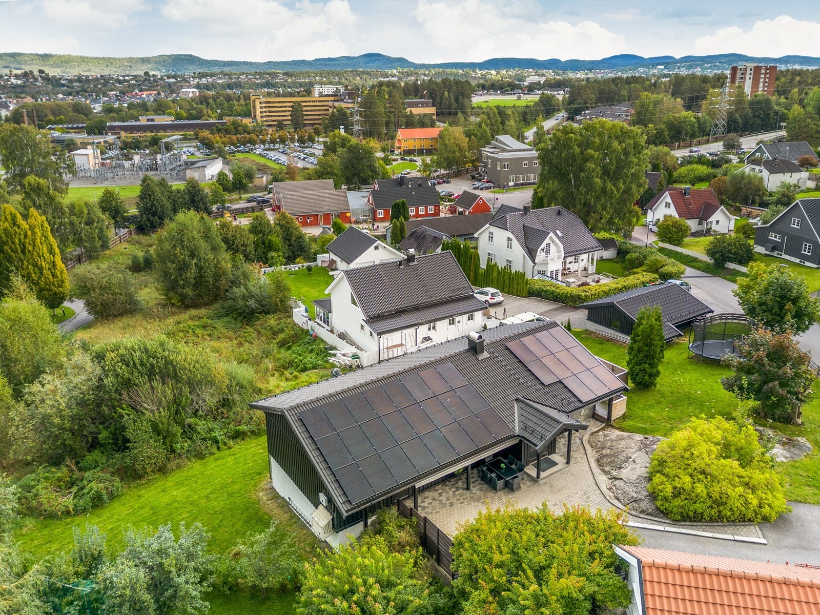 Det er kort vei til mange etterspurte fasiliteter som dagligvareforretning, Herkules Kjøpesenter og Skien sentrum. Galleribilde
