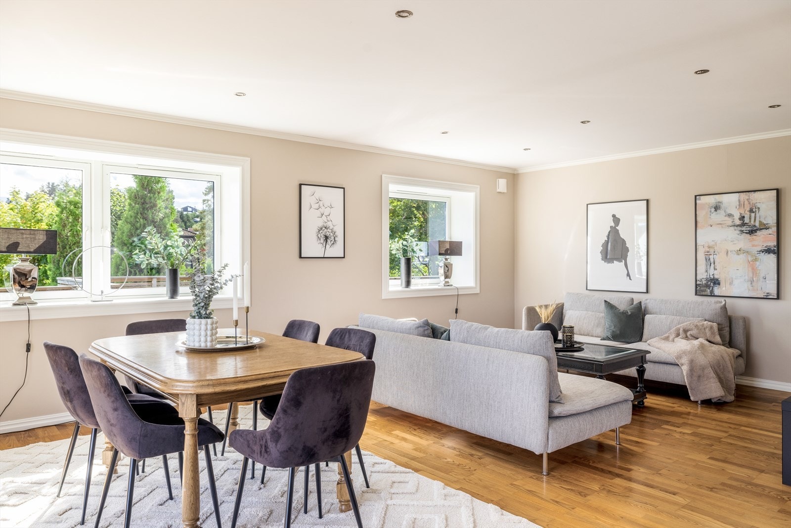 Stuen har downlight belysning i tak. Alle spotter er byttet sept 2024 Galleribilde