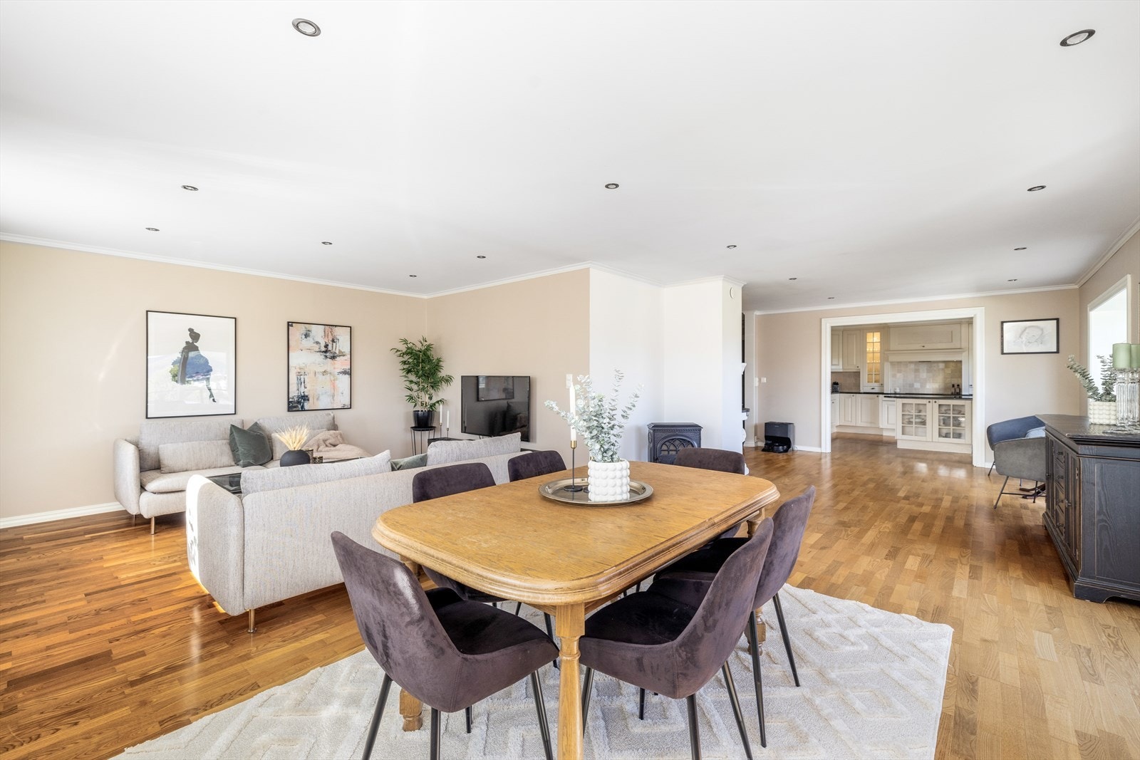 Hovedetasjen har nymalte vegger i stue, kjøkken, entrè og soverom. Galleribilde