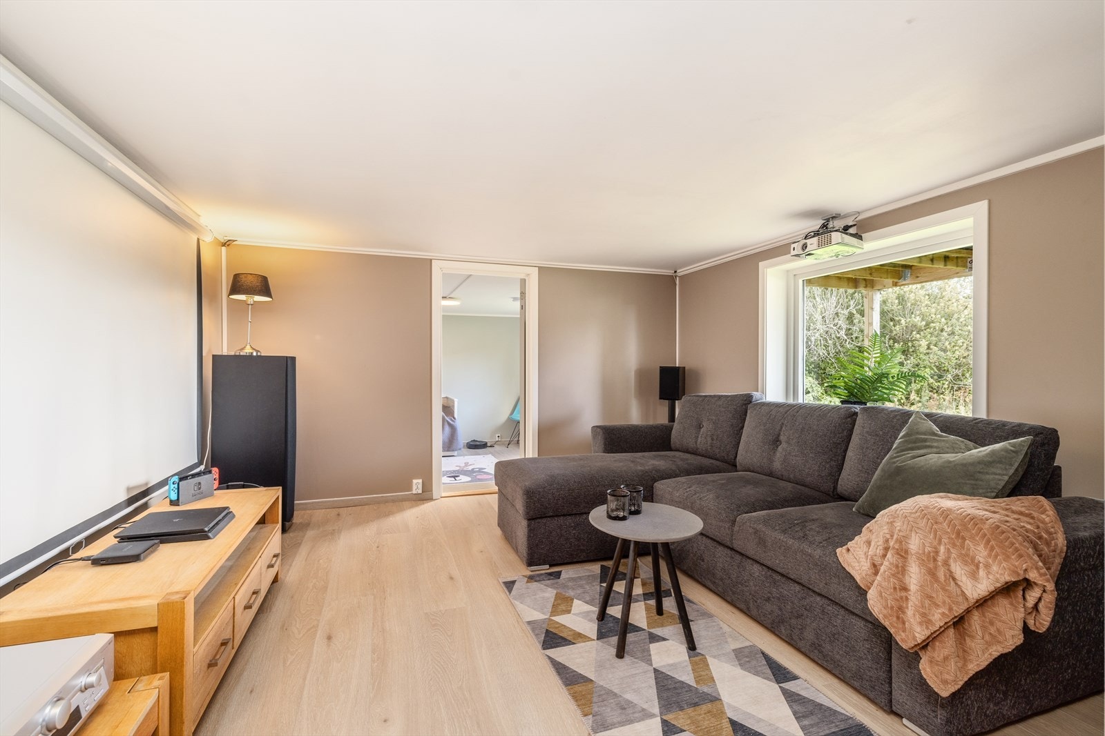 Prosjektor og lerret kan medfølge ved salg. Galleribilde