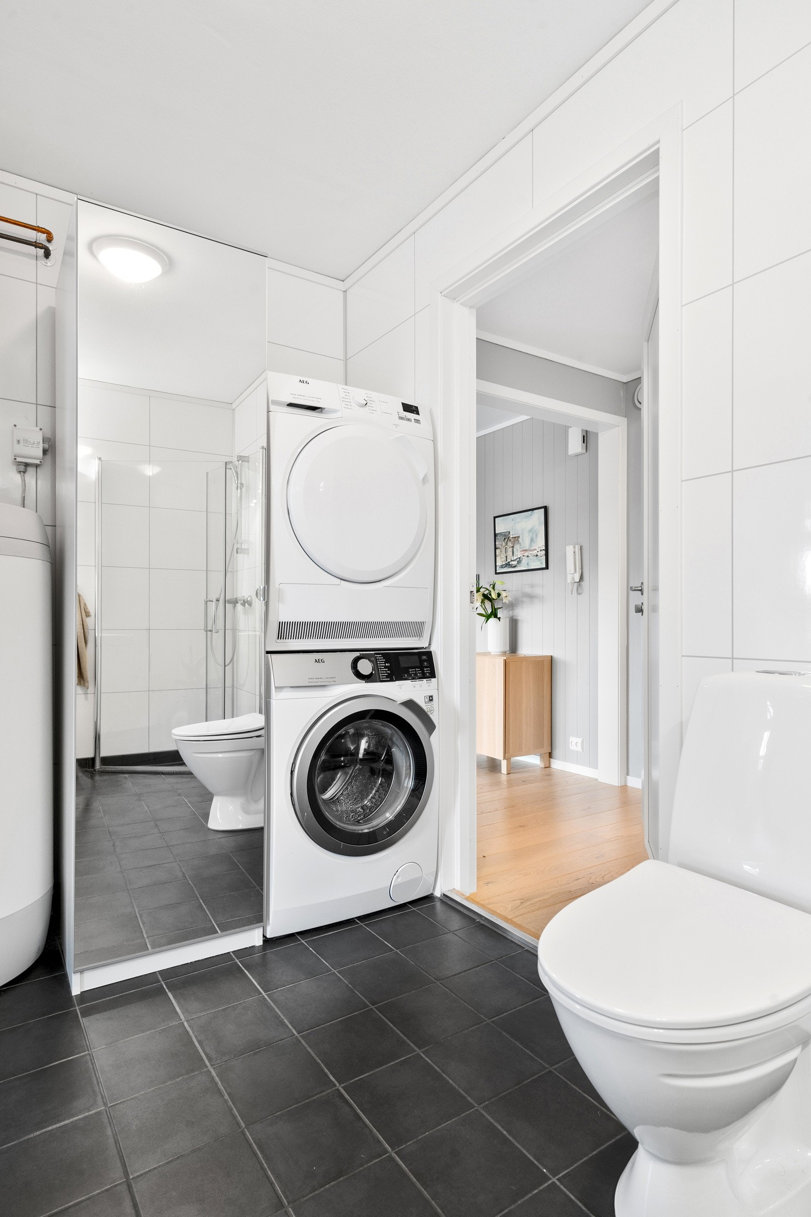 Praktisk nisje for vaskemaskin/tørketrommel. Galleribilde