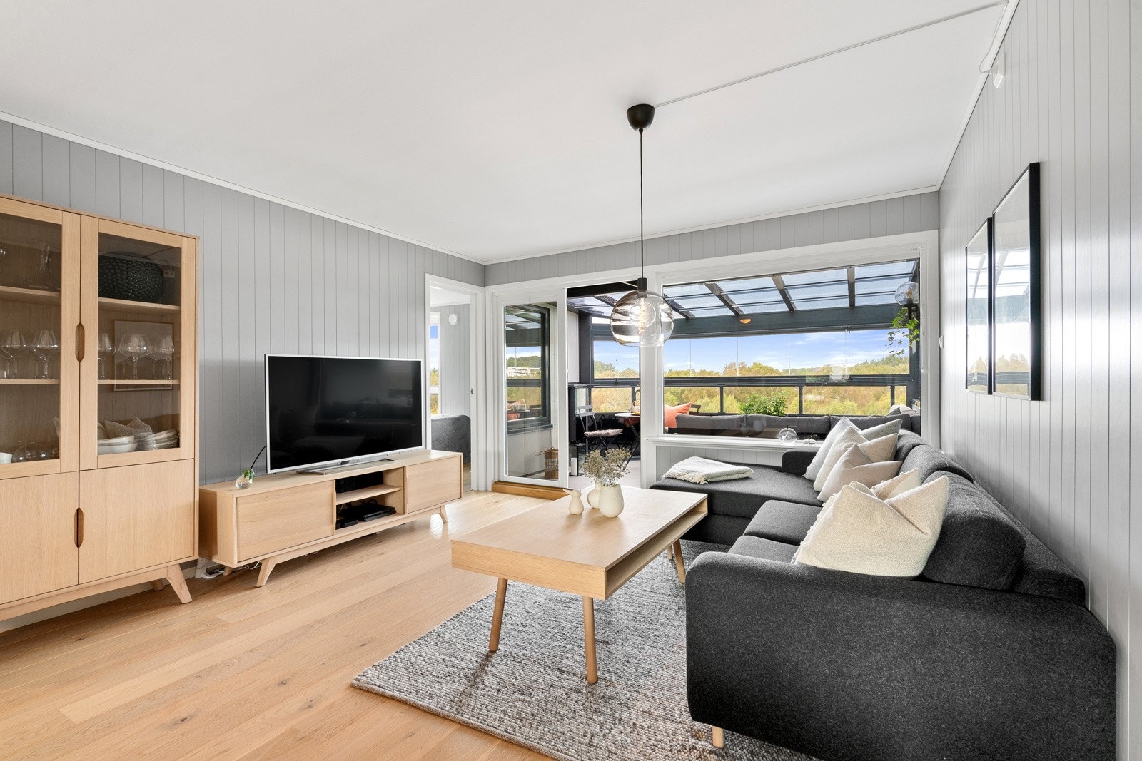 Gjennomgående i leiligheten er store vindusflater som sikrer rikelig med naturlig dagslys. Galleribilde