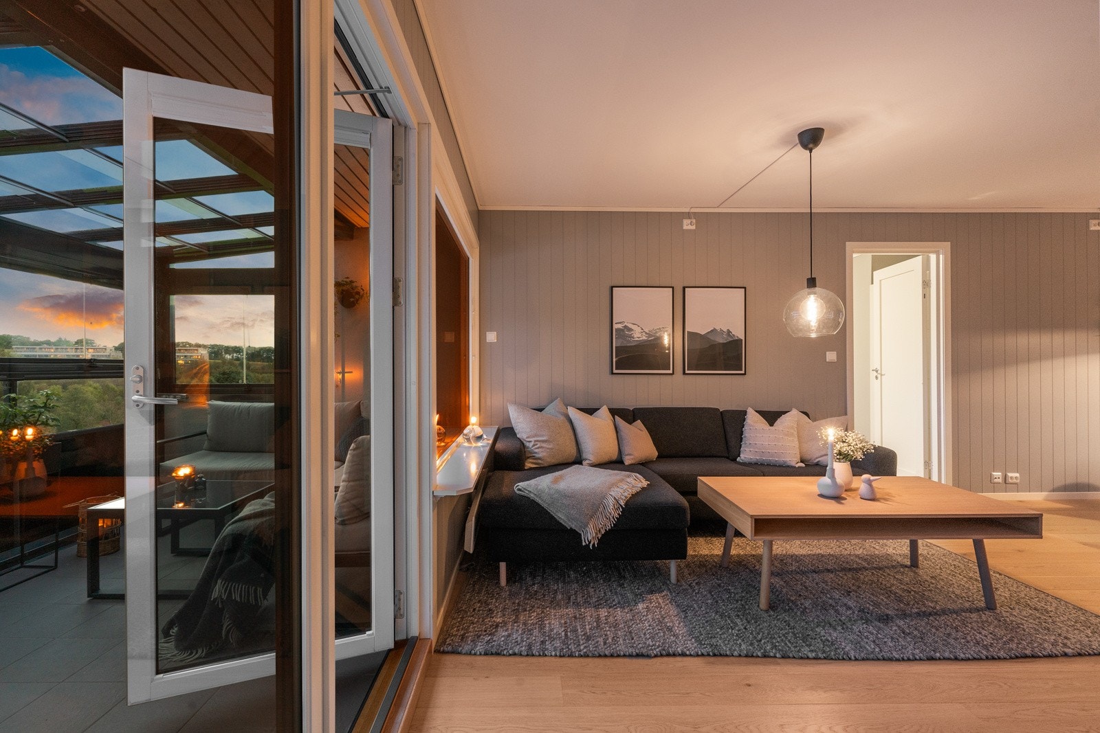 Balkongen fungerer ypperlig som en forlengelse av stuen. Galleribilde