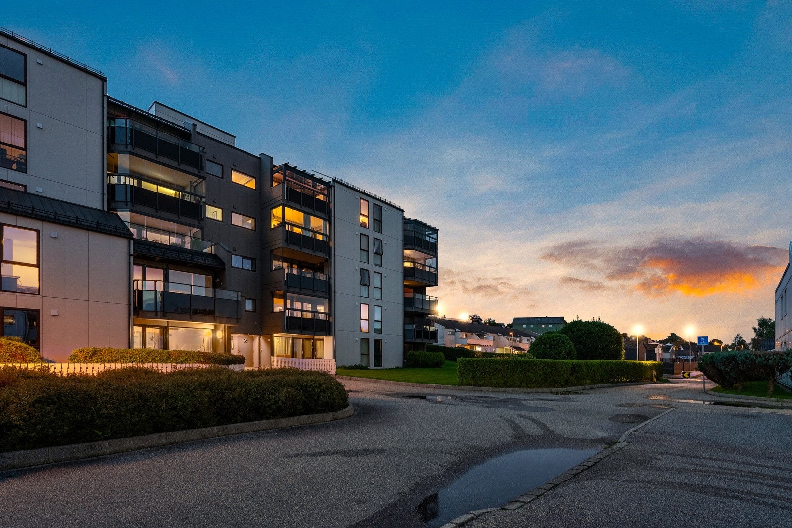 Fellesområdet er pent opparbeidet med grøntareal, beplantning og asfaltert gårdsrom. Velkommen til visning! Galleribilde