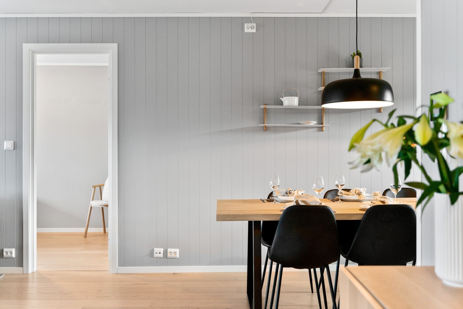 Fra stuen er det tilkomst til leilighetens andre soverom. Galleribilde