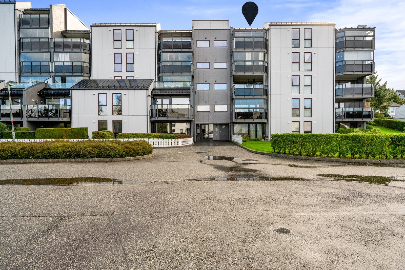 Tilhørende leiligheten er fast parkering i lukket anlegg. Mulighet for å sette opp el-bil lader. Galleribilde