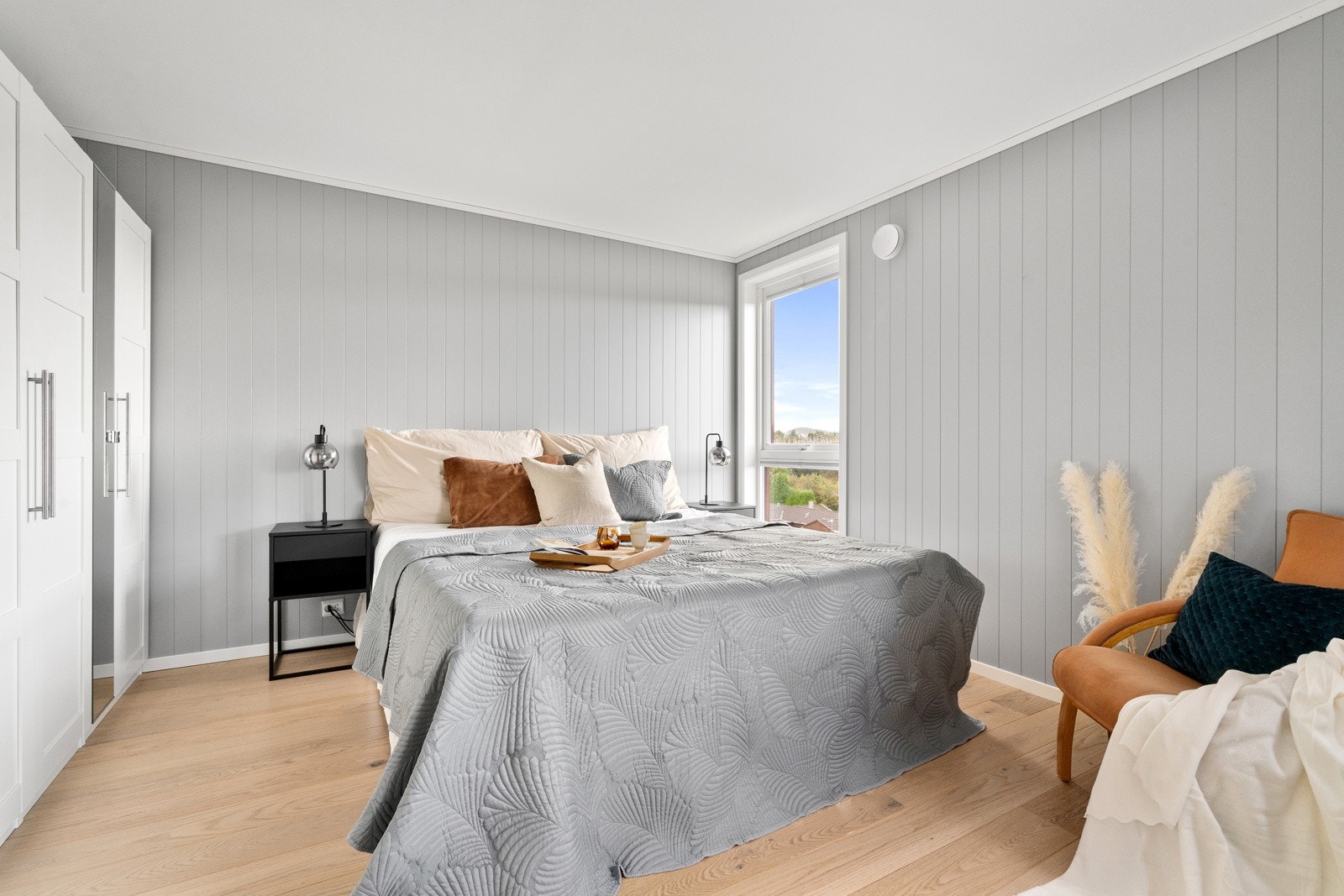 Hovedsoverommet er av god størrelse med plass til ønsket seng og innredning. Galleribilde