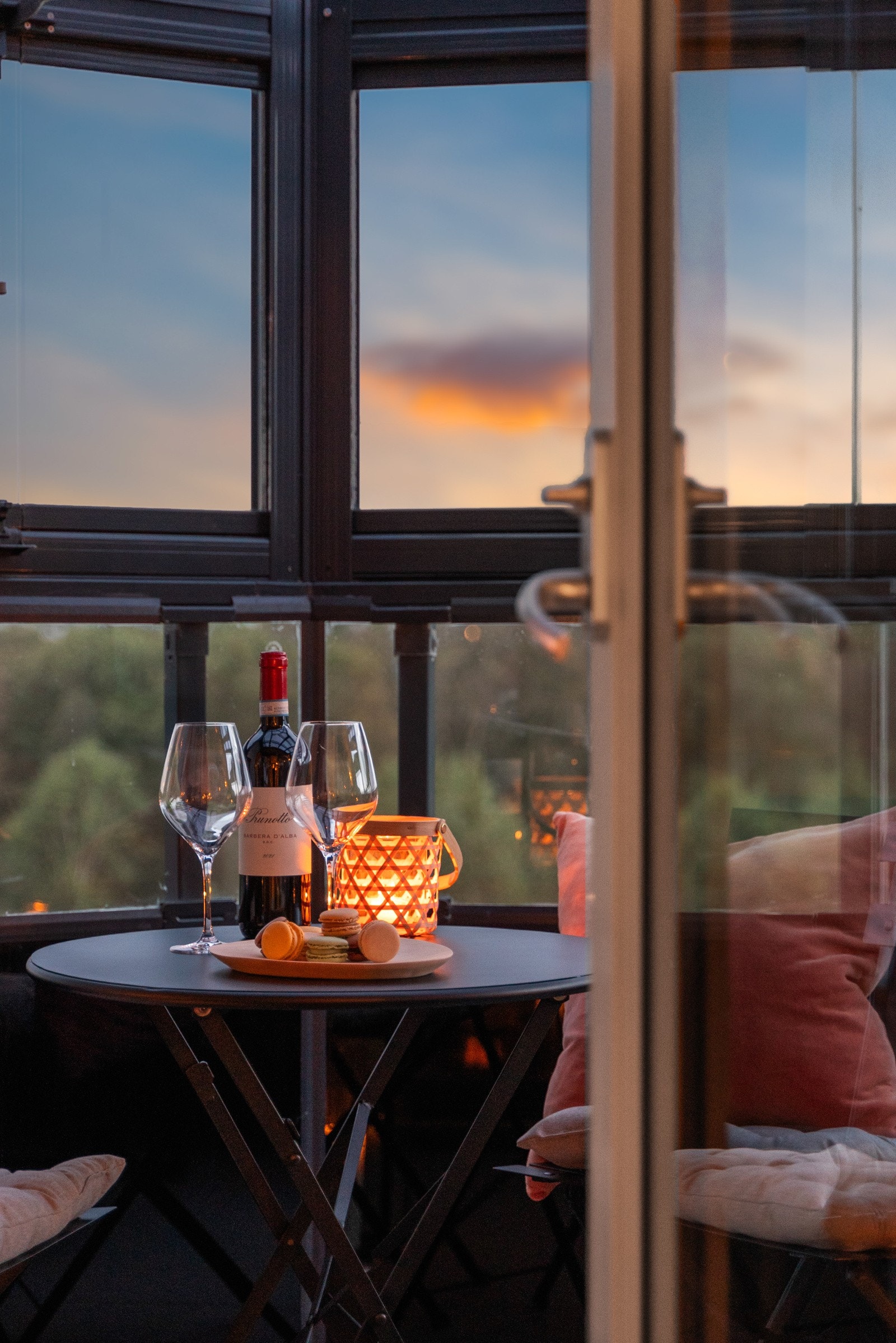 Balkongen er vestvendt og kan skilte med flott utsikt og gode solforhold. Galleribilde