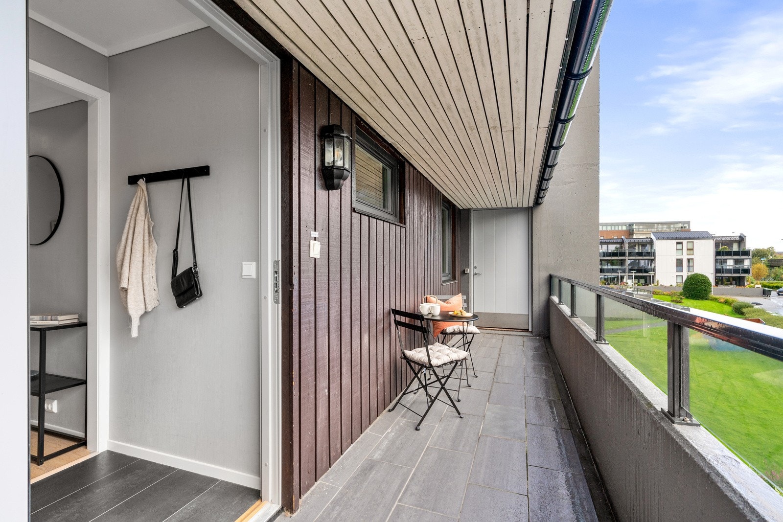 Leiligheten er gjennomgående og har en koselig uteplass med morgensol ved inngangspartiet. Ellers trappefri adkomst og heis i bygget. Galleribilde