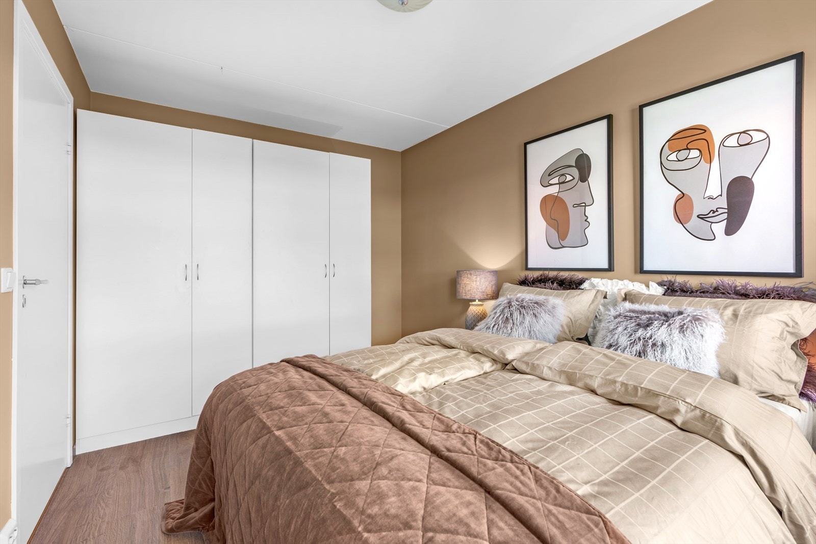 God lagringsplass i medfølgende garderobeskap Galleribilde