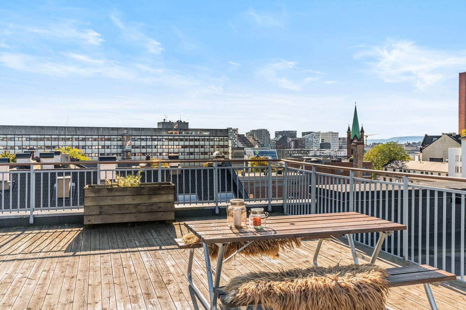 Det er en nydelig takterrasse med panoramautsikt! Her kan du nyte solen fra tidlig morgen til sen kveld Galleribilde