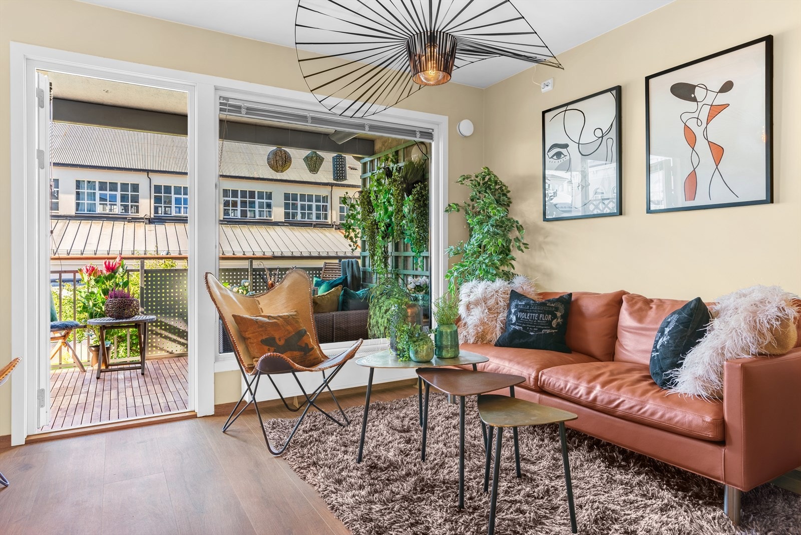 Det er nylig lagt gulv og hele leiligheten er malt i delikate og moderne farger Galleribilde