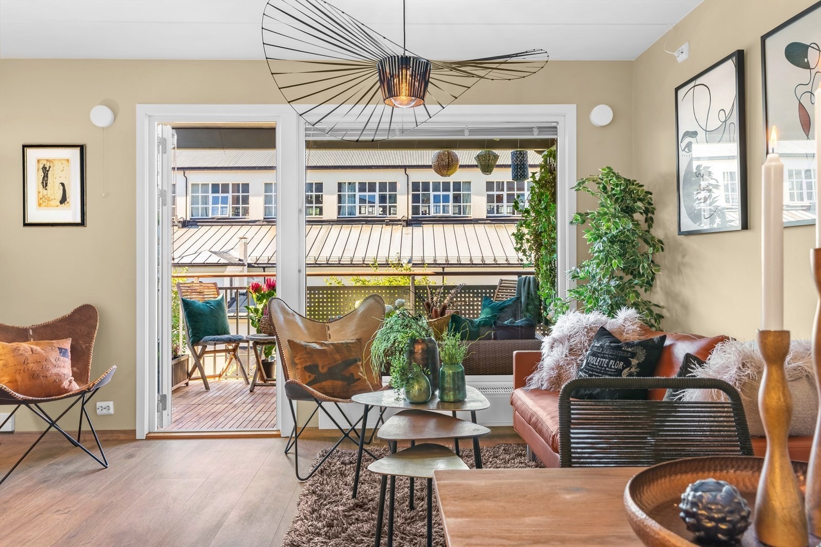 Fra stuen er det utgang til balkong på hele 9 kvm Galleribilde