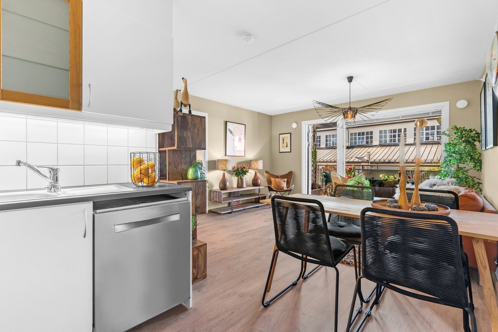 Det er god plass til både spisebord og sofagruppe Galleribilde