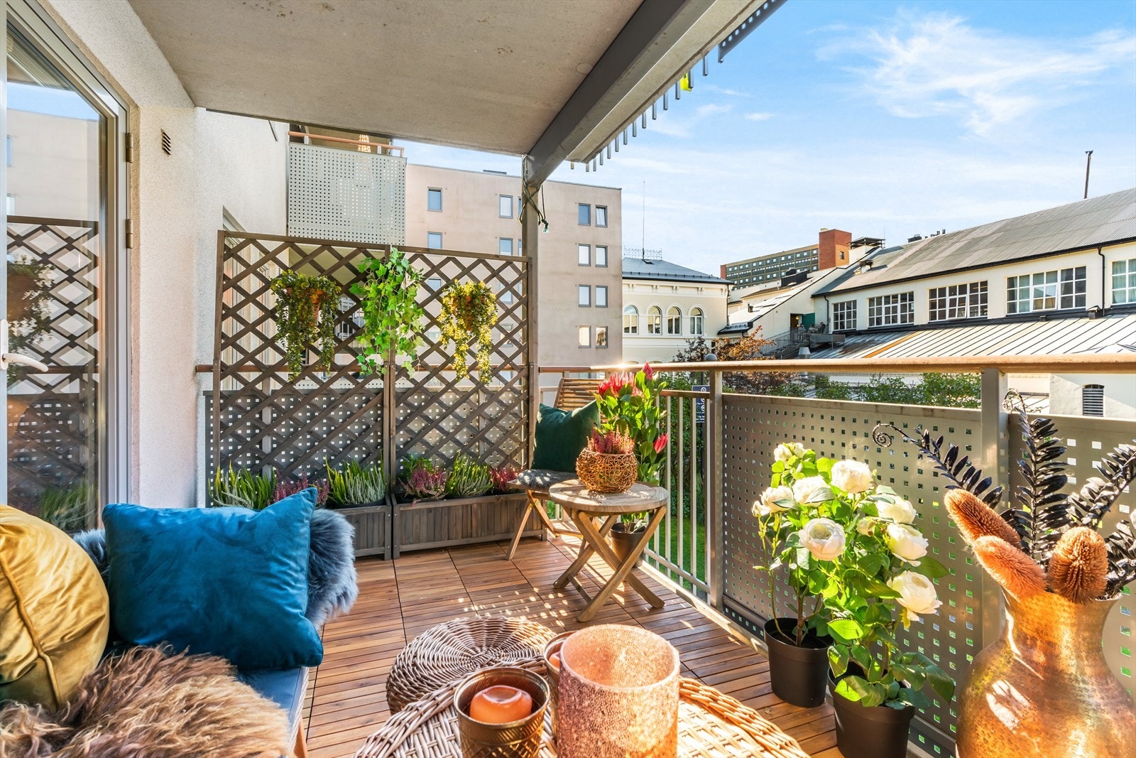 Balkongen er overbygget, har varmelampe og kan brukes selv på regnværsdager Galleribilde