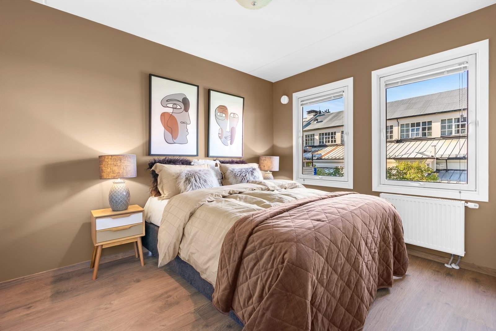 Boligens soverom er malt i en lun farge som bidrar til en god natt søvn Galleribilde