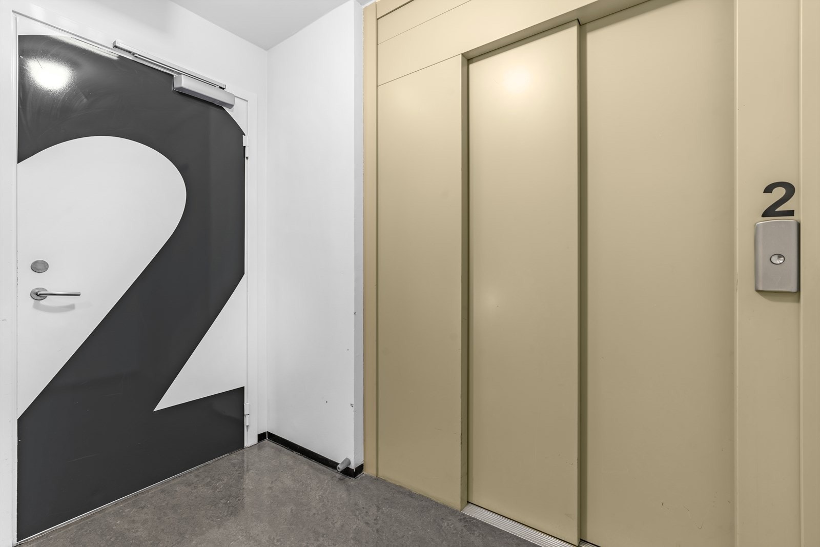 Boligen ligger i byggets 2. etg og det er heis Galleribilde