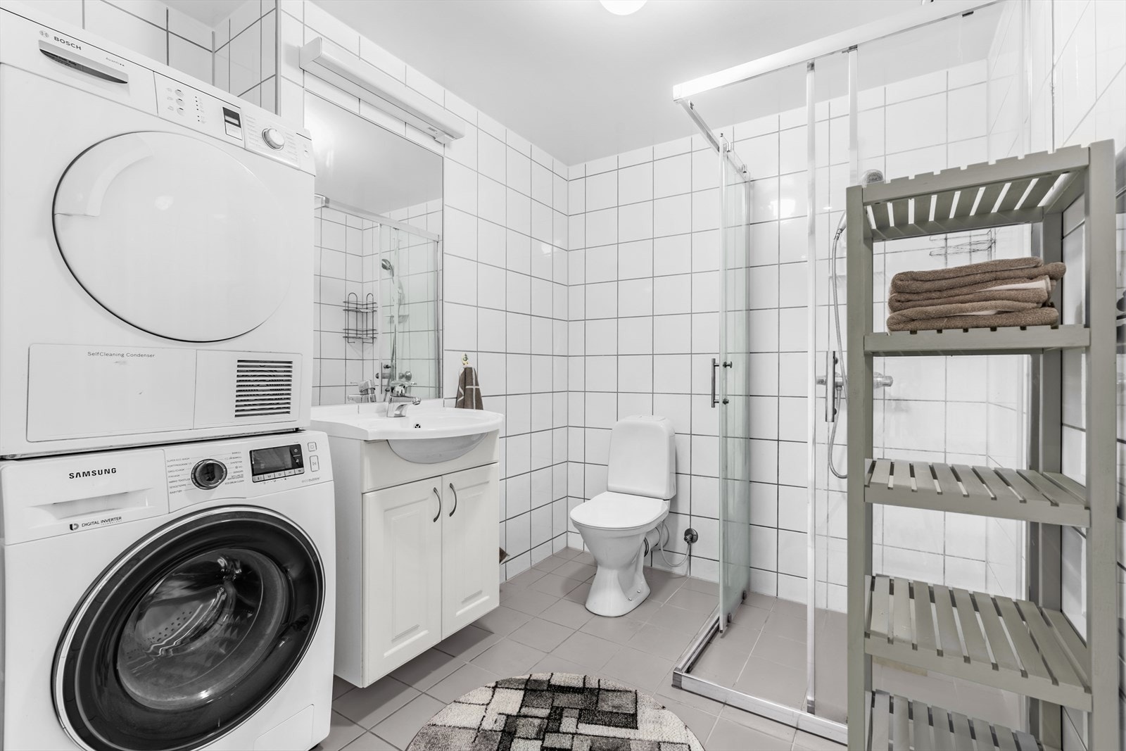 Her er det god plass til både vaskemaskin og tørketrommel Galleribilde