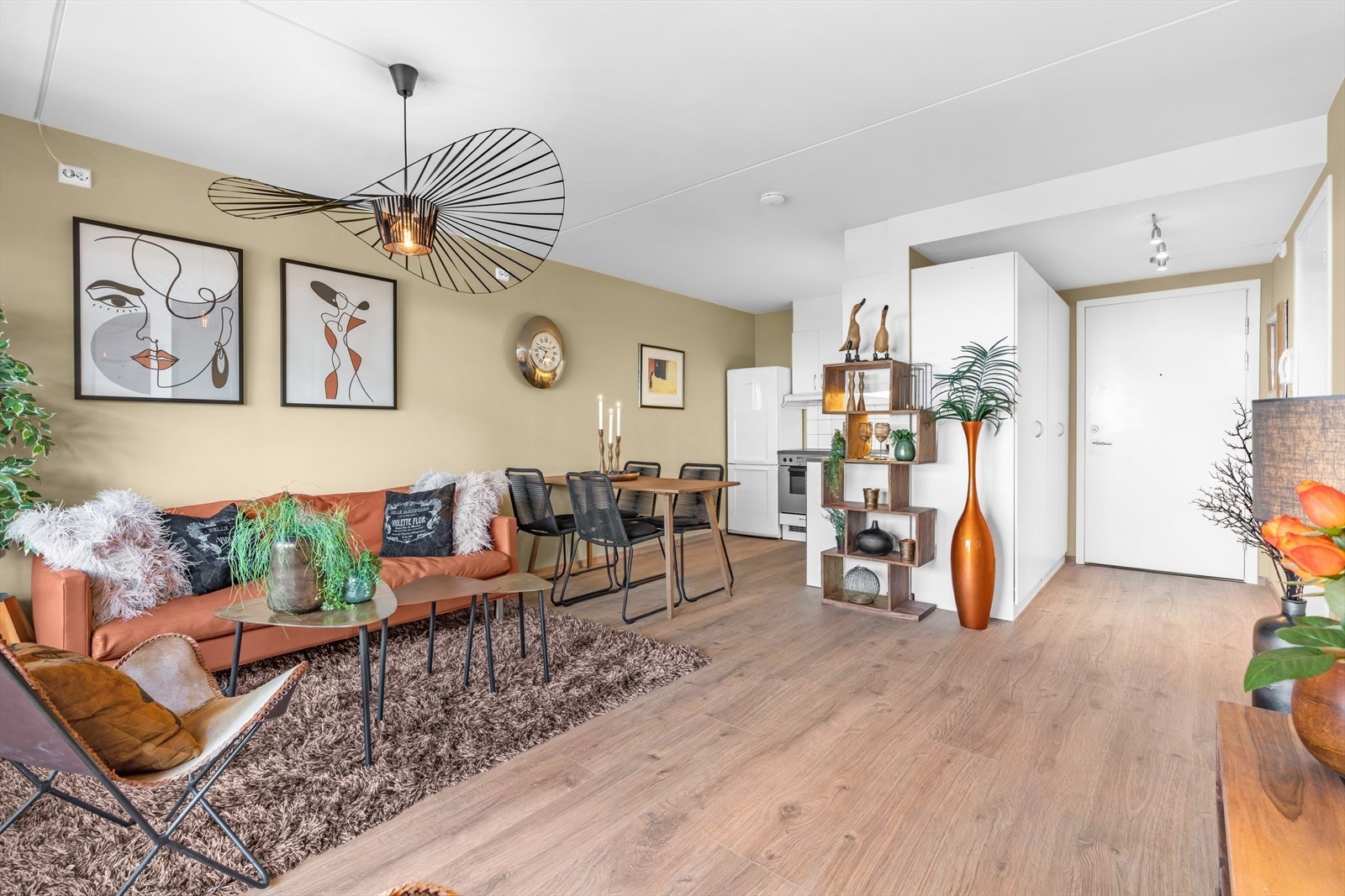 Den åpne stue- og kjøkkenløsningen gir en god romfølelse og praktisk møblering Galleribilde