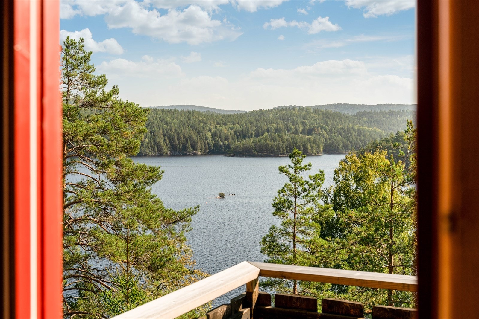 Fra stuen er det utgang til en stor, usjenert veranda som går rundt to sider av hytta, hvor man kan flytte seg med solen. Her er det meget gode solforhold og fantastisk utsikt mot Tokefjorden! Galleribilde