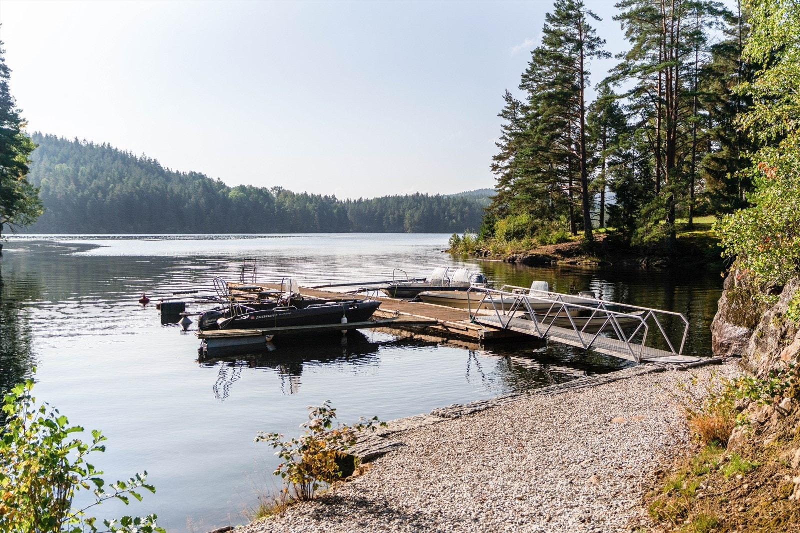 Det er også bryggeanlegg for småbåt og denne eiendommen har rettighet til båtplass i bryggeanlegg. Galleribilde