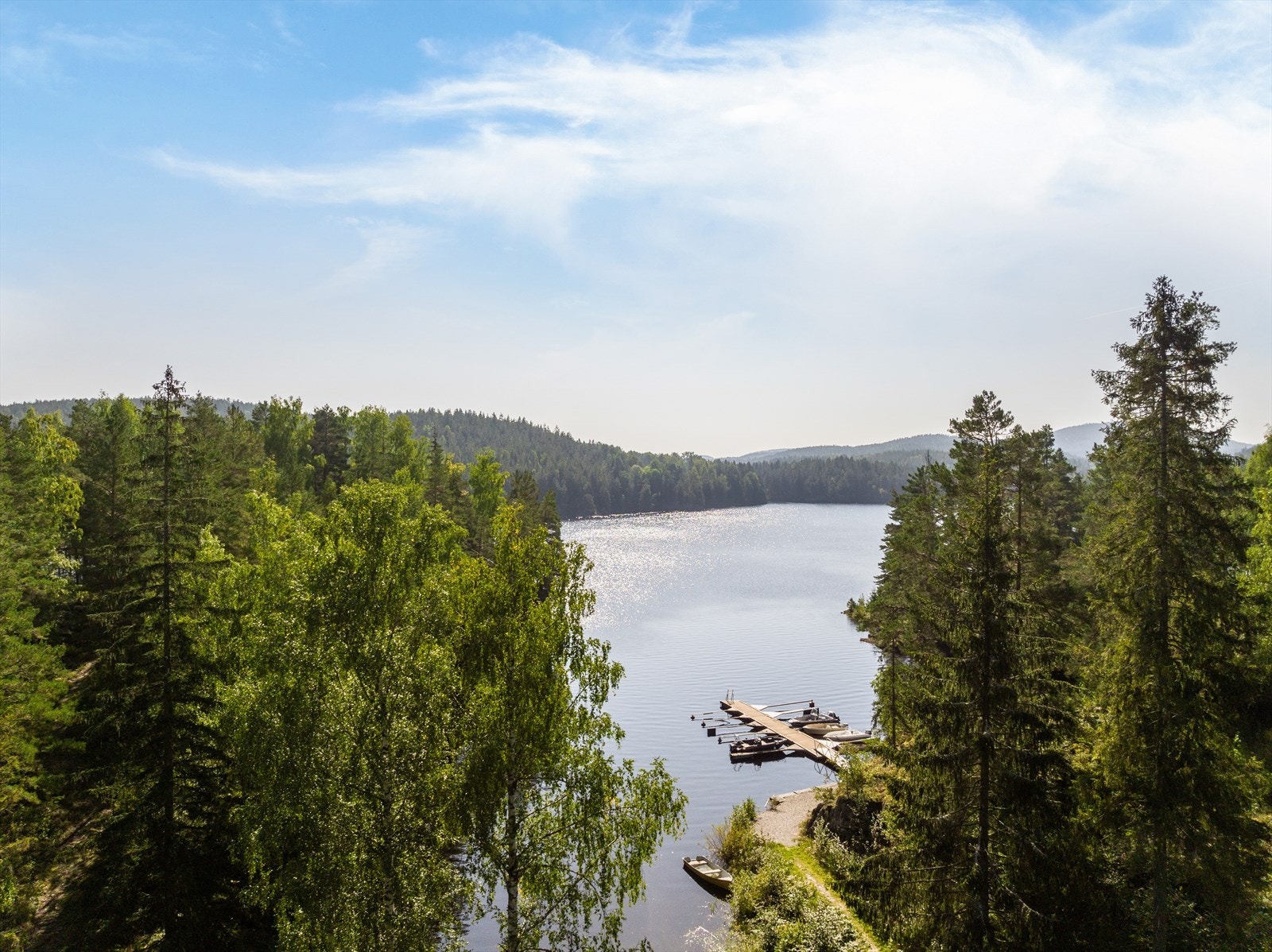 Det er kort vei til Drangedal sentrum. Man kan også ta turen Treungen som er et handelssenter i Nissedal med dagligvare, diverse butikker, bensinstasjon, serveringssteder m.m. Galleribilde