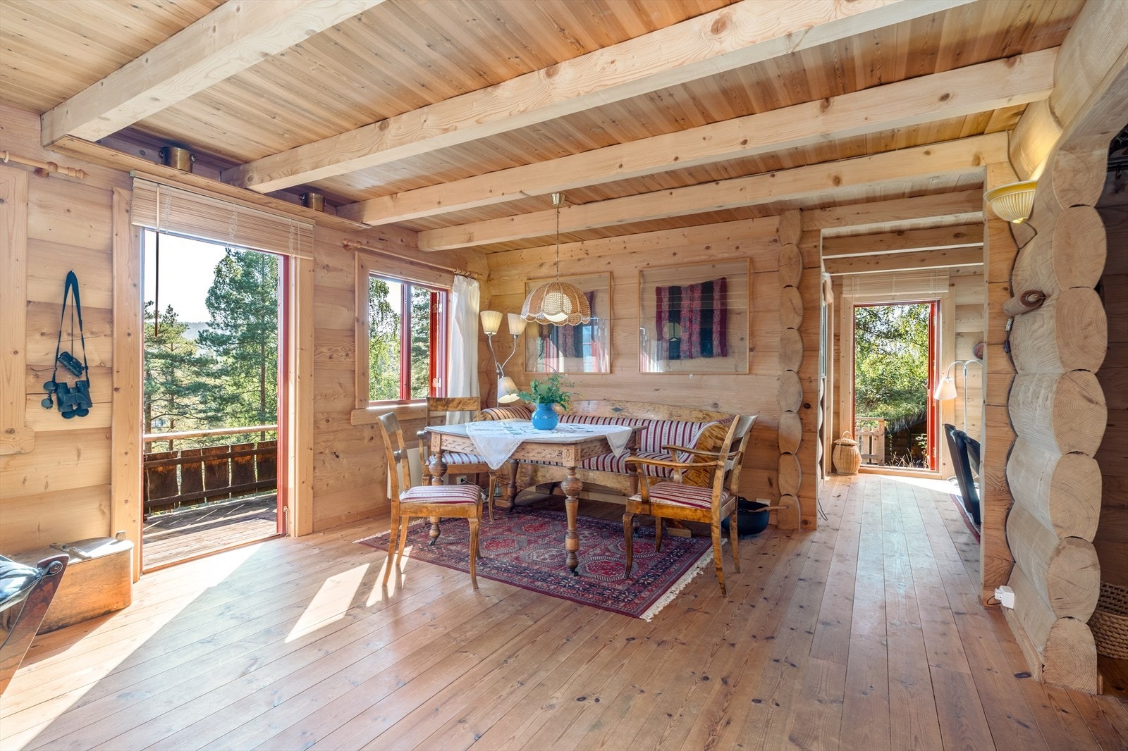 Vinduene slipper rikelig med naturlig lys inn og det er utgang til verandaen fra to sider. Galleribilde