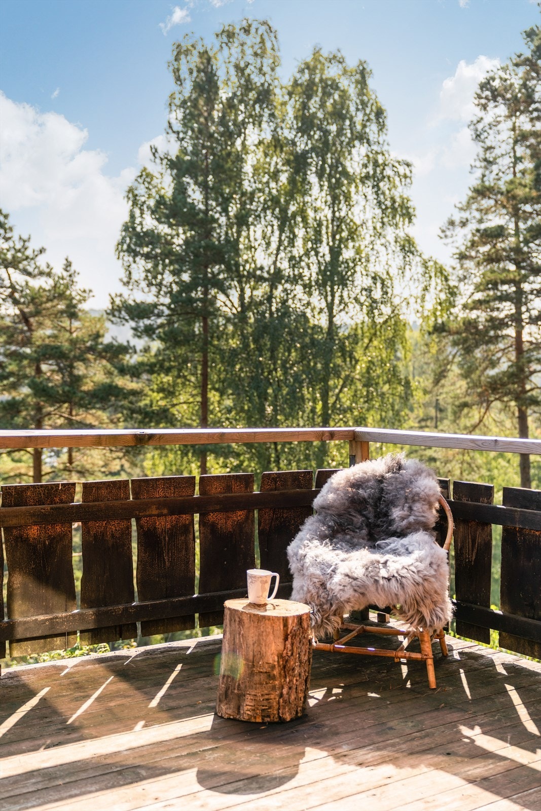 Verandaen går rundt to sider av hytta, hvor man kan flytte seg med solen. Galleribilde