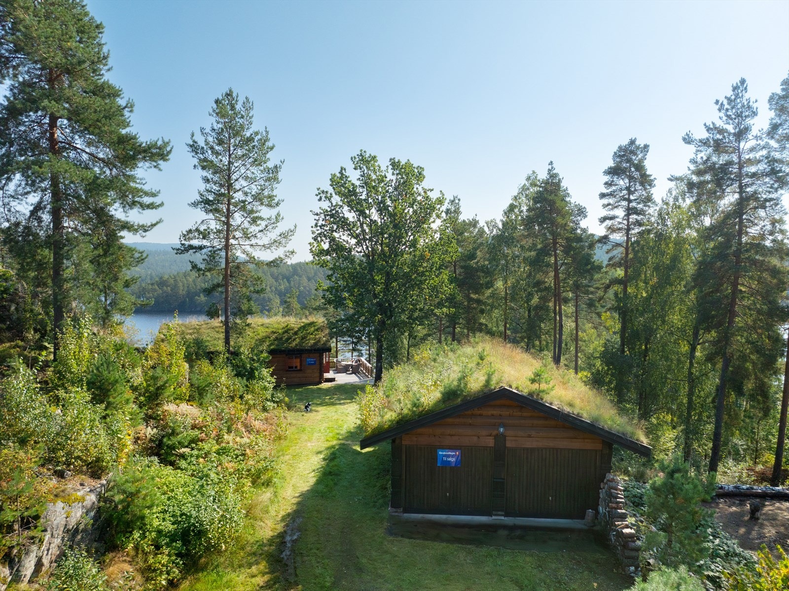 Nydelig naturtomt på 2142.1 m2 som rundt hytta er pent opparbeidet med plen og flotte, usjenerte uteplasser. Galleribilde